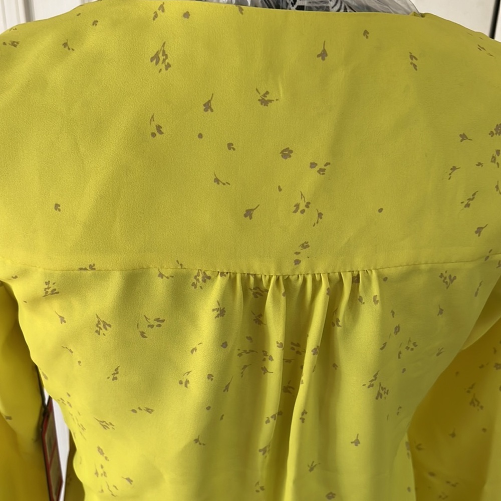 Vince Camuto size XXS yellow print v-neck silky blouse 3/4 bell sleeve - Picture 7 of 15